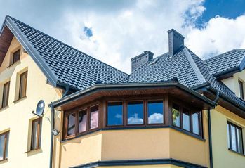 Blachodachówka modułowa: sprawdź ceny, montaż, wady i zalety w 2025