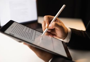 Wzór umowy przedwstępnej kupna-sprzedaży mieszkania do pobrania w DOC i PDF