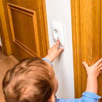 Jak zabezpieczyć mieszkanie przed dzieckiem: sposoby na bezpieczeństwo dziecka w domu