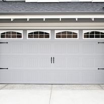 Jak zrobić bramę garażową dwuskrzydłową, segmentową, uchylną i drewnianą?