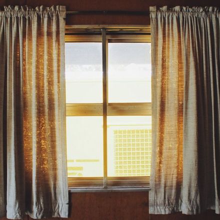 Jak udekorować okno w mieszkaniu?